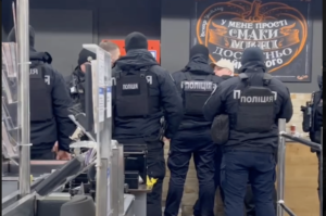 Біля популярного ТЦ у центрі Запоріжжя чоловік переслідував дівчат з ножем (ВІДЕО)