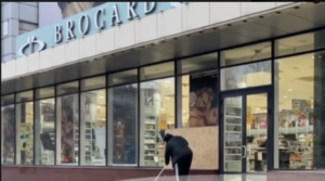 Как выглядит утром ТЦ «Украина» после масштабной атаки на Запорожье (ФОТО, ВИДЕО)