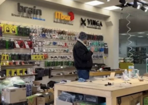 Повторний удар по бізнесу: у Запоріжжі обстріл знову пошкодив магазин електроніки