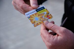 Что произойдет с картами Ощадбанка, срок действия которых истек с 2022 года