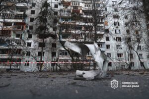Чотири райони Запоріжжя зазнали руйнувань після нічної атаки (ФОТО)