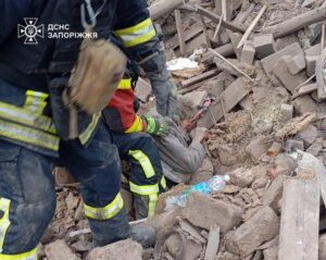 На Запоріжжі рятувальники дістали жінку після ворожого удару (ФОТО)