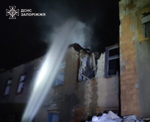У Запорізькому районі вогнеборці ліквідували пожежу в адміністративній будівлі внаслідок влучання (ФОТО)