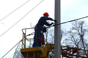 Світло повертається під обстрілами: на Запоріжжі заживили понад 7 тисяч родин