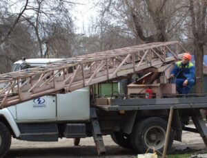 После обстрелов в Запорожье энергетики восстановили электроснабжение для тысяч семей