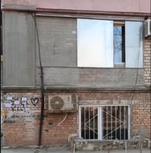 У Запоріжжі помітили незвичний спосіб захисту вікон від вибухової хвилі (ВІДЕО)