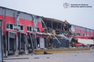 У Запоріжжі росіяни вдарили по відділенню “Нової пошти”: є поранені, деталі (ФОТО, ВІДЕО)