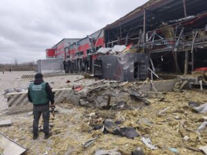 Ракета не долетіла до терміналу “Нової пошти” лічені метри: опубліковано фото вирви