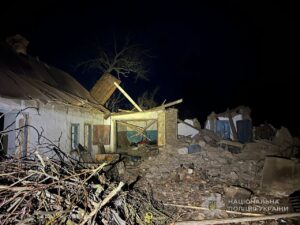 Полицейские эвакуировали из прифронтового села в Запорожской области двух женщин и трех детей (ФОТО)