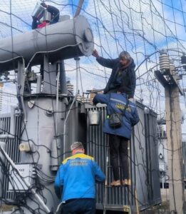 Носили олію відрами під обстрілами: енергетики Запоріжжя та повернули світло майже 5 тисячам родин (ФОТО)