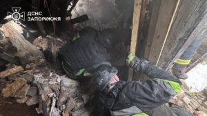 «Ми просто не мали права не встигнути»: запорізькі рятувальники витягли 15-річну дівчину з-під завалів (ФОТО, ВІДЕО)