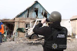 Полиция фиксирует последствия обстрела Запорожья: сотни ударов и погибшая семья (ФОТО)