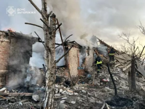 П’ять пожеж за добу через обстріли: на Запоріжжі горіли житлові будинки та вантажівка (ФОТО)