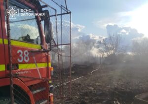 Пожары и взрывоопасные предметы: последствия обстрелов в Запорожском районе (ФОТО)