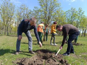 Шевченко єднає країну: у Запоріжжі висадили алею дубів (ФОТО)