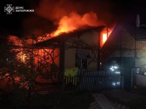 На Запоріжжі після обстрілів горіли будинки, техніка та склади (ФОТО)