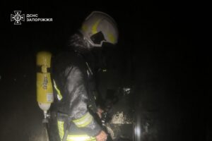 У Запоріжжі рятувальники ліквідували пожежу в трикімнатній квартирі (ФОТО)