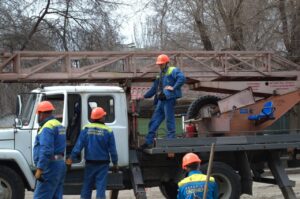 Несмотря на обстрелы, запорожские энергетики восстановили электроснабжение для сотен тысяч семей (ФОТО)