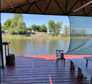 У Запоріжжі виставили на продаж будинок на воді (ФОТО)