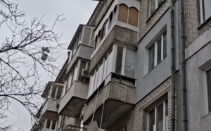 Як виглядає багатоповерхівка Запоріжжя після обстрілу (ВІДЕО)