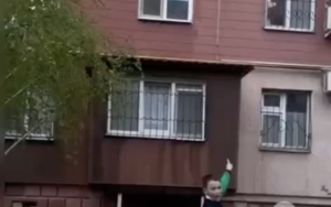 В сети показали опасные развлечения детей в Запорожье (ВИДЕО)