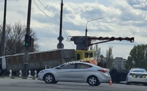 В Запорожье грузовик врезался в железнодорожную спецтехнику, — социальные сети (ФОТО)