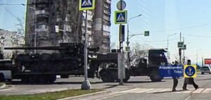 Ворог знову перекидає значні сили на Запорізький напрямок: величезну колону з гаубицями зафіксували в Маріуполі (ФОТО, ВІДЕО)