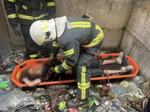 В Запорожье мужчина провалился в трёхметровую яму — спасали ДСНС (ФОТО)