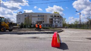 У Запоріжжі почали зводити зупинки транспорту на Прибрежній магістралі: очікується запуск нового маршруту (ФОТО)