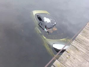 В Запорожье вражеский дрон попал в автомобиль на мосту: погиб мужчина (ФОТО)