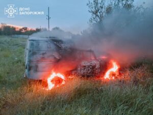 В пригороде Запорожья в результате обстрелов вспыхнул пожар