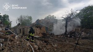 Спасатели тушили масштабные пожары после ударов по Запорожскому району (ФОТО)