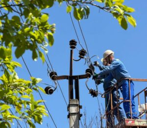 Враг вновь наносит удары по энергосистеме Запорожья: часть населенных пунктов вновь осталась без света