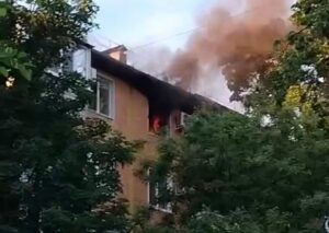 У Запоріжжі дрон влетів прямо у квартиру: спалахнула пожежа (ВІДЕО)