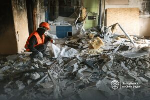 У Запоріжжі відновлюють пошкоджену обстрілами багатоповерхівку: що відомо (ФОТО)