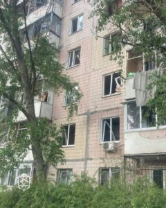 В двух районах Запорожья в результате атак повреждены жилые дома и общежития (ФОТО)