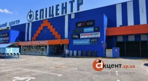 Як зараз виглядає місце удару дрону поруч з “Епціентром” в Запоріжжі (ФОТО, ВІДЕО)