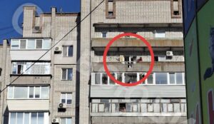 FPV-дрон врезался в балкон многоэтажного дома в Запорожье (ФОТО, ВИДЕО)
