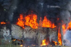 Росіяни КАБами атакували житловий район Запоріжжя: виникли сильні пожежі, є поранені (ФОТО, ВІДЕО)