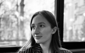 Трагедия на пляже в Одессе: что известно о девушке, погибшей от обломка «Шахеда» (ФОТО)