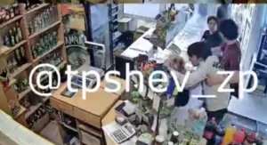 В Запорожье подростки избили продавщицу в магазине: скандальное видео разлетелось по сети