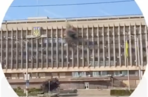 Ворожий FPV-дрон влучив по будівлі ОДА в Запоріжжі: момент прильоту (ВІДЕО)