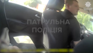 «Сашенька, будь з нами»: патрульні показали, як рятували дитину після удару КАБами по Запоріжжю (ВІДЕО)