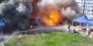 Вже двоє загиблих: опубліковано момент удару Шахеду по зупинці в Запоріжжі (ВІДЕО)