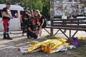 У Запоріжжі зросла кількість поранених внаслідок удару шахеду по зупинці транспорту: відео перших хвилин