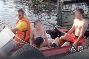В Запорожье спасатели вытащили парня, который начал тонуть (ФОТО)