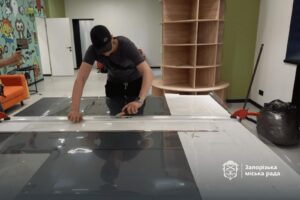 У Запоріжжі почали масово захищати вікна в освітніх закладах: стартував важливий проєкт (ФОТО)