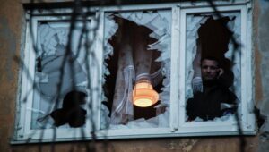 Жителям Запорожья будут бесплатно заменять окна и двери в поврежденных домах