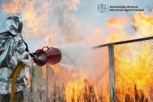 Пожежа після удару по АЗС під Запоріжжям:  наслідки атаки (ФОТО)