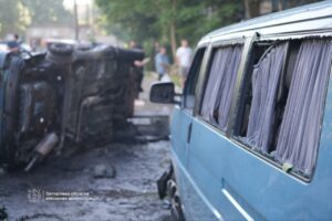 ДСНС показала перші хвилини після ворожого удару по Запоріжжю 6 червня (ВІДЕО)